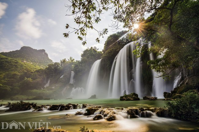 Phong cảnh Việt Nam: Với những đồi núi xanh bao phủ, những vùng biển đầy sắc màu, hay những thác nước lớn đầy mạnh mẽ, phong cảnh Việt Nam luôn đem lại cho chúng ta những trải nghiệm thăng hoa. Không có gì tuyệt vời hơn là đắm mình với thiên nhiên trong những hình ảnh đầy sức sống này.