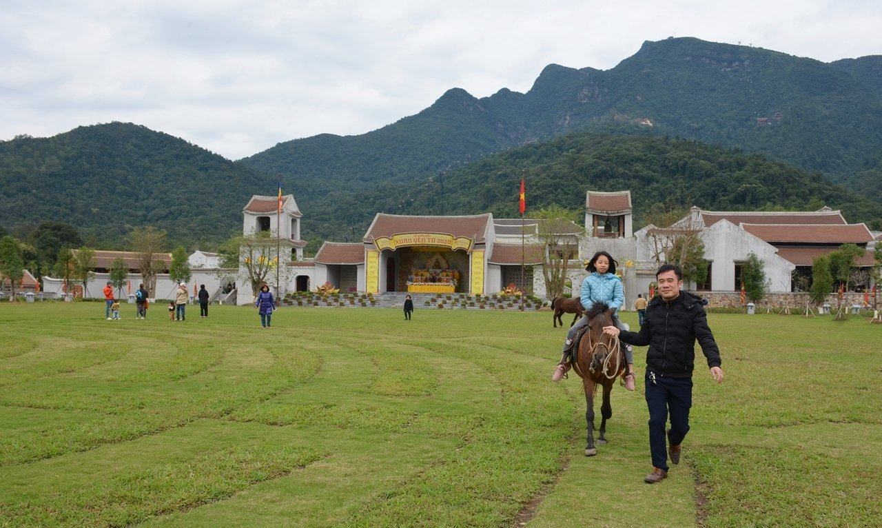 Du khách trải nghiệm hoạt động cưỡi ngựa tại khu nghỉ dưỡng Legacy Yên Tử (TP Uông Bí)
