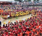 Người dân lội nước xem đua ghe Ngo đồng bào Khmer