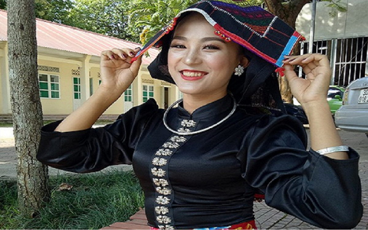 Trang phục nền nã của cô gái Thái đen miền ban trắng