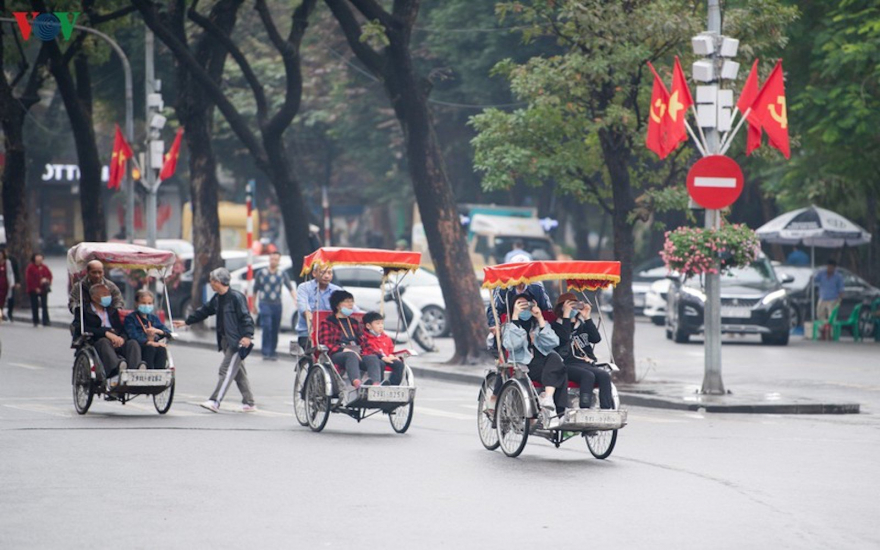 Hình ảnh bình dị của người dân Hà Nội sáng mùng 1 Tết Canh Tý 2020