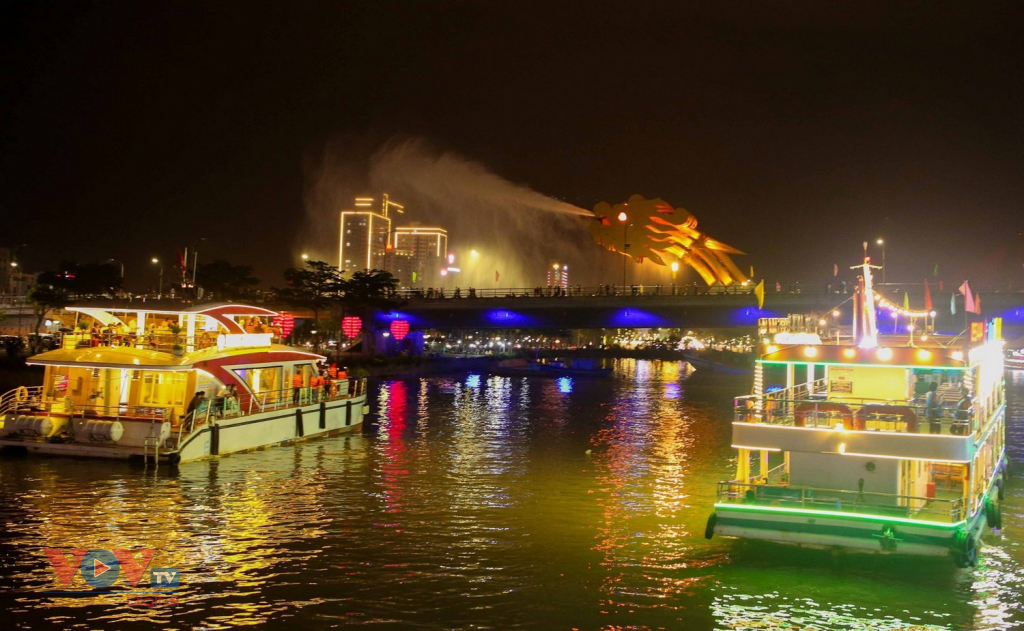 vnjvov Ngắm thành phố Đà Nẵng về đêm trên tàu ở sông Hàn.jpg