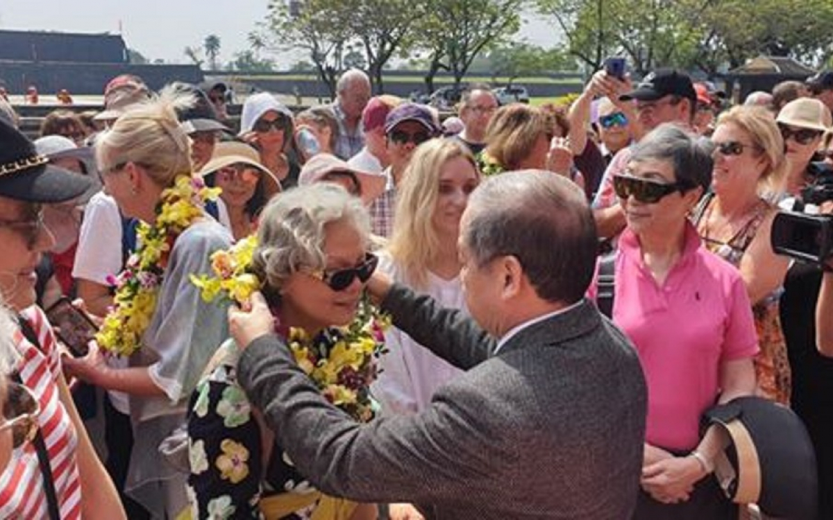 Chủ tịch UBND tỉnh Thừa Thiên Huế tặng hoa du khách đến xông đất tại Đại Nội Huế