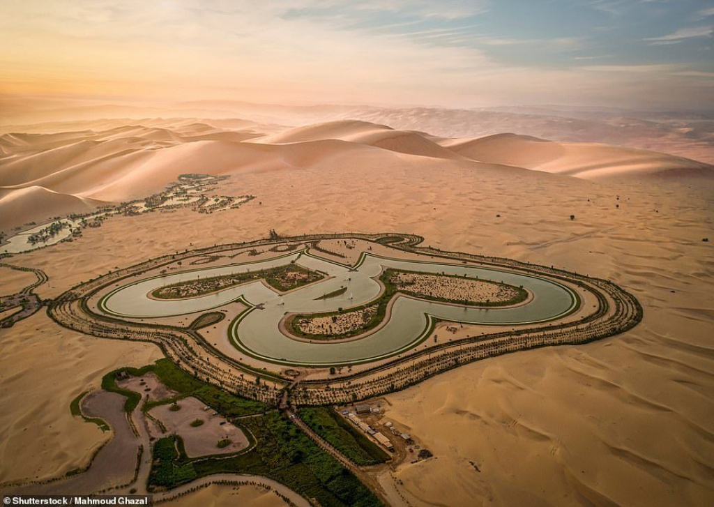 Hồ hình trái tim - dubai: Hãy khám phá vẻ đẹp lãng mạn của hồ hình trái tim tại Dubai. Với màu nước xanh sapphire và khuôn hình độc đáo, bạn sẽ không thể rời mắt khỏi cảnh sắc tuyệt đẹp này. Hãy đặt chân tới Dubai để khám phá sự kỳ diệu này nhé!