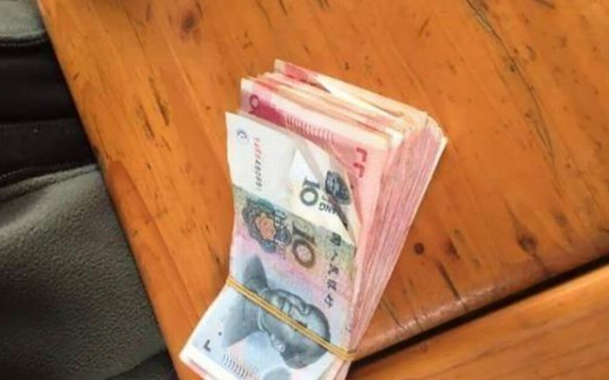 Trung Quốc: Du khách ném gần 35 triệu đồng tiền giấy vào chuồng ...