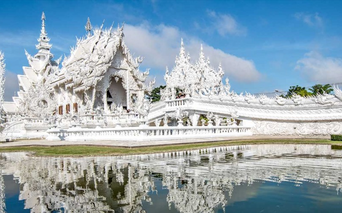 Chùa Wat Rong Khun, hay còn gọi là Chùa Trắng, là một điểm du lịch nổi tiếng và đẹp nhất của Thái Lan. Hãy cùng nhau tham quan và chiêm ngưỡng vẻ đẹp tuyệt đẹp, kiến trúc độc đáo và những bức tường tranh tuyệt đẹp tại chùa này, để có thể tạo cho mình một kỷ niệm đáng nhớ tại đất nước này.