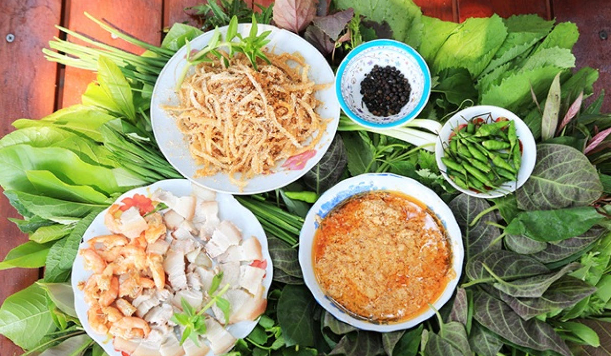 Món ăn đặc sắc trong ẩm thực Kon Tum này là sự kết hợp của 40 đến 50 loại lá khác nhau