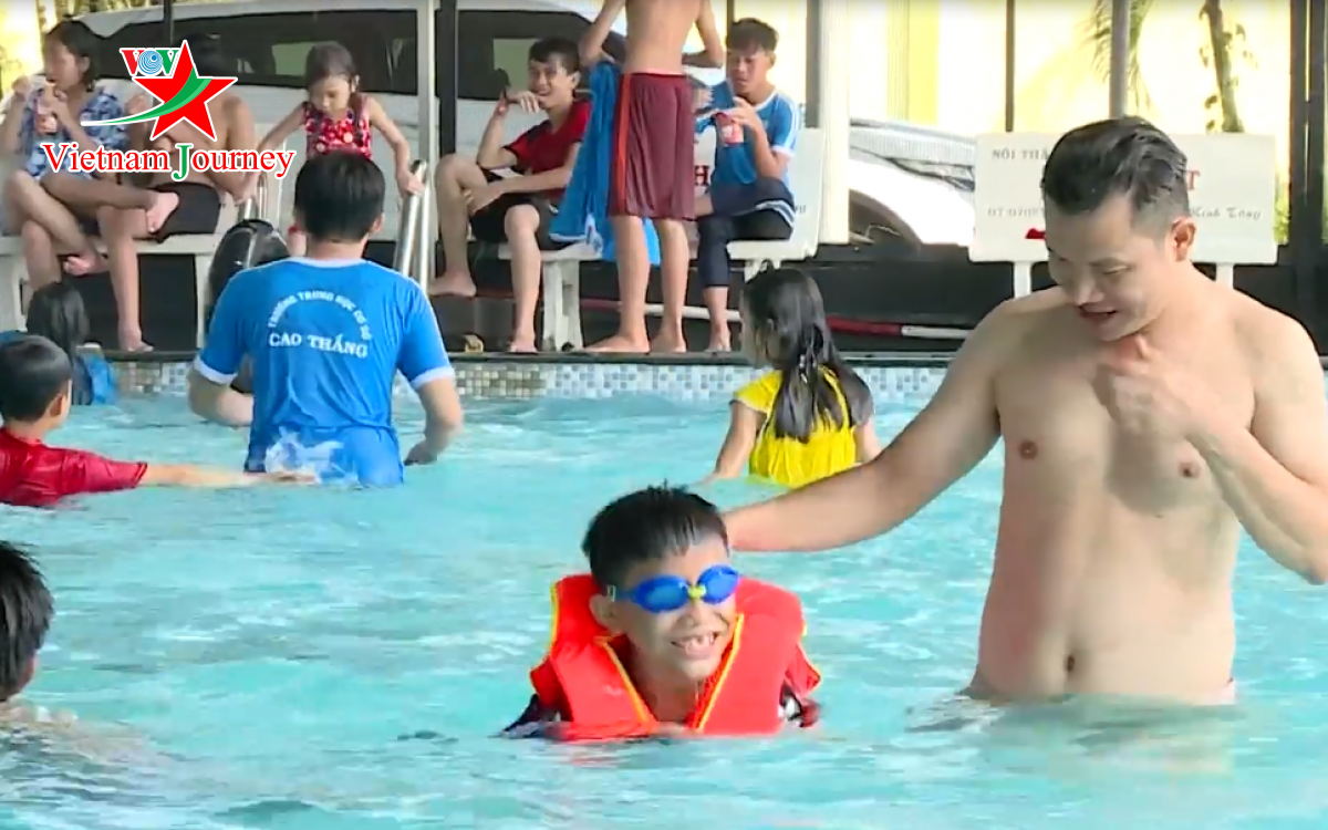 Vĩnh Long tổ chức dạy bơi miễn phí cho trẻ em trong dịp hè - VOV ...
