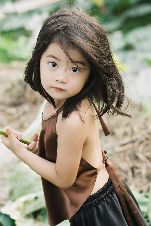 Thiên thần đến từ Bắc Ninh, bé gái xinh xắn với đôi mắt to tròn và mái tóc dài óng ả bồng bềnh. Hãy cùng ngắm nhìn vẻ đáng yêu và dịu dàng của bé trong hình ảnh đầy sức sống này.