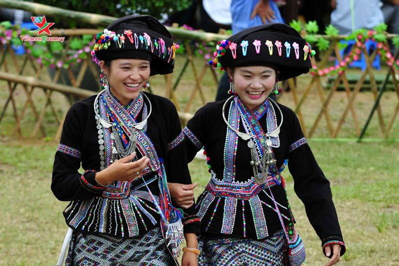 Lào Cai Tái hiện trang phục truyền thống người Mông xưa và nay