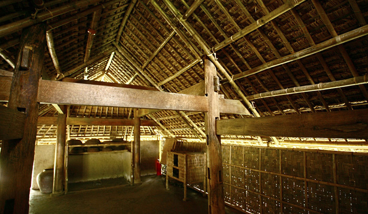Mái nhà tranh là một hình thức kiến trúc dân gian truyền thống của Việt Nam. Thiết kế đơn giản nhưng hài hòa với thiên nhiên, mái nhà tranh tạo nên một không gian sống độc đáo và bình yên. Sự độc đáo và chất lượng của mái nhà tranh đang được khách du lịch yêu thích và chọn lựa làm nơi lưu trú khi đến với Việt Nam.