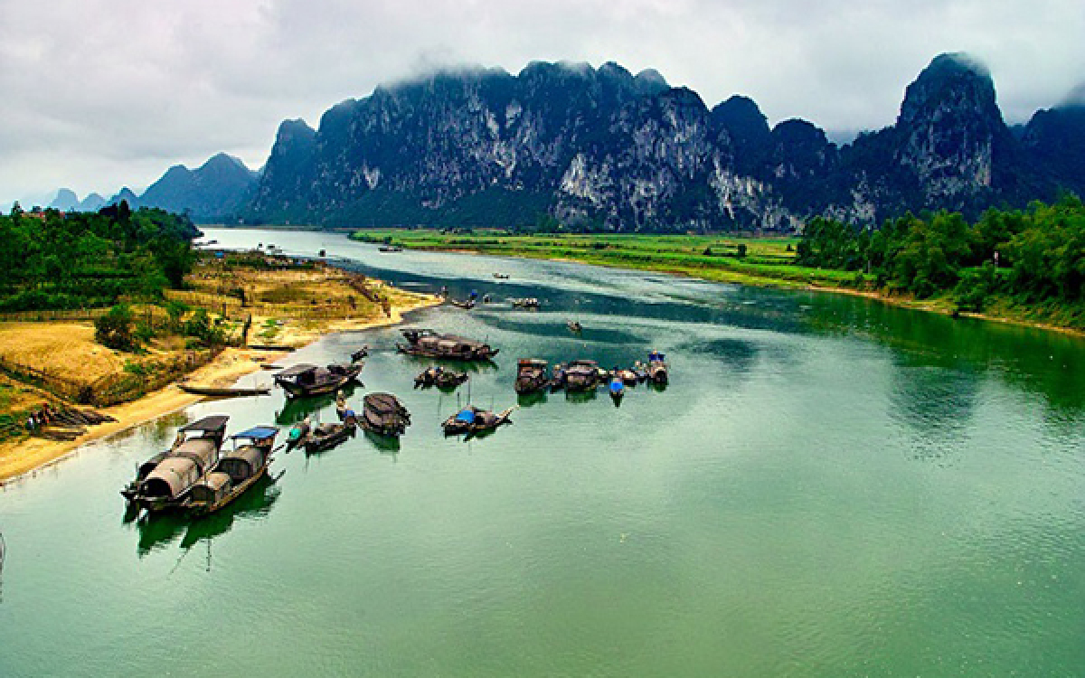 Du lịch Quảng Bình luôn thu hút du khách bởi những cảnh đẹp tuyệt vời, với những thắng cảnh tự nhiên hùng vĩ và lịch sử phong phú. Hãy cùng ngắm nhìn hình ảnh để trải nghiệm du lịch tuyệt vời tại đây.