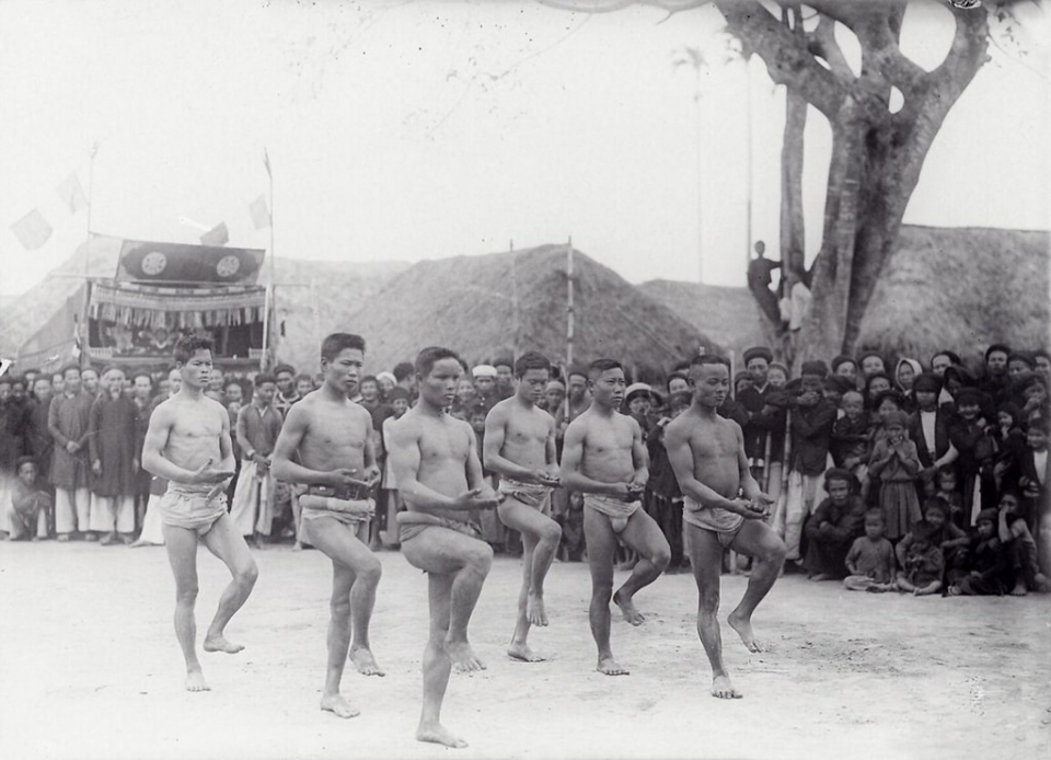 Các đô vật thực hiện điệu nhảy nghi lễ trước khi tham gia thi đấu trong hội làng 