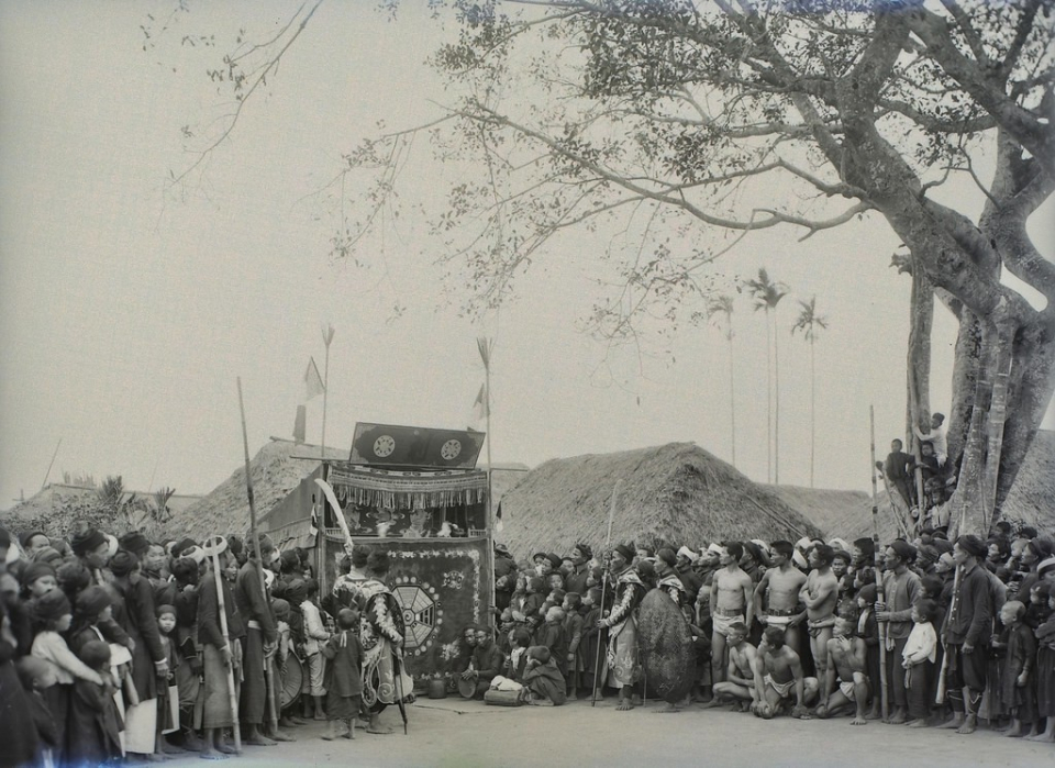 Người dân quây quanh sạp múa rối ở lễ hội làng Bình Cách (nay thuộc xã Yên Thọ, huyện Ý Yên, tỉnh Nam Định), tháng 12/1928 