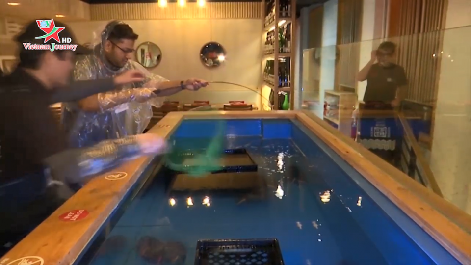 Nhà hàng Nhật Bản thu hút thực khách bằng trải nghiệm câu cá tại chỗ