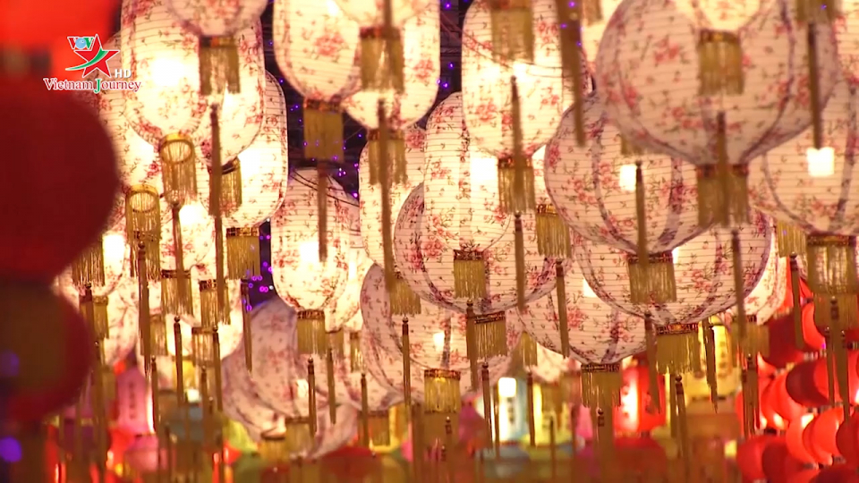 Mãn nhãn bữa tiệc ánh sáng đầy màu sắc tại Trung Quốc