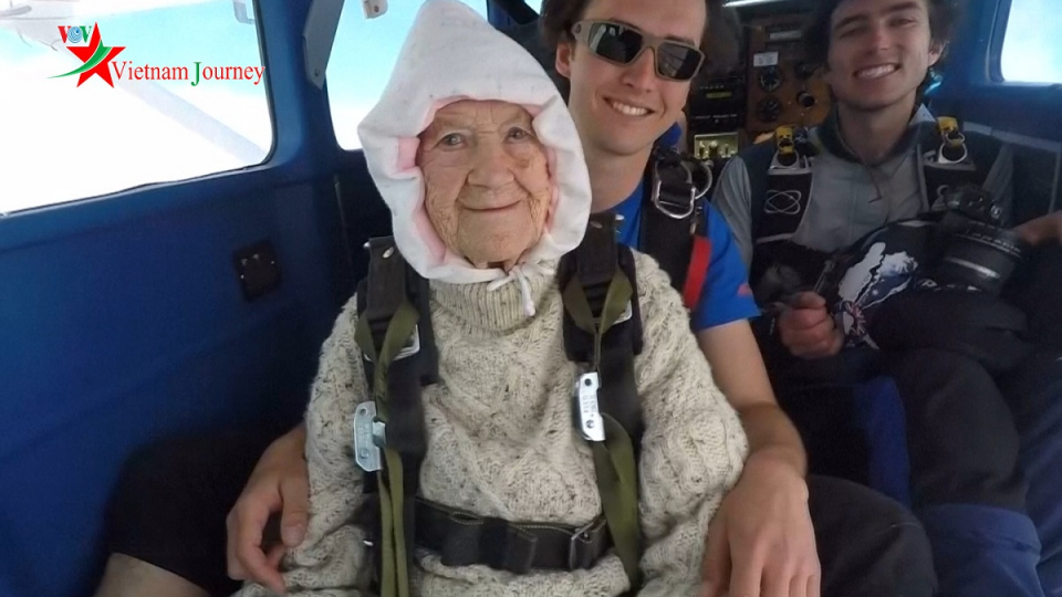 Chiêm ngưỡng độ "ngầu" cụ bà 102 tuổi