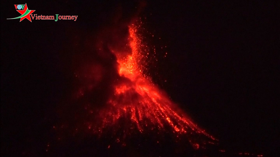 Anak Krakatau, núi lửa gây sóng thần trẻ nhất Indonesia