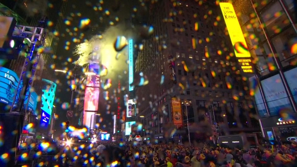 Người New York đội mưa dự countdown năm mới tại Time Square