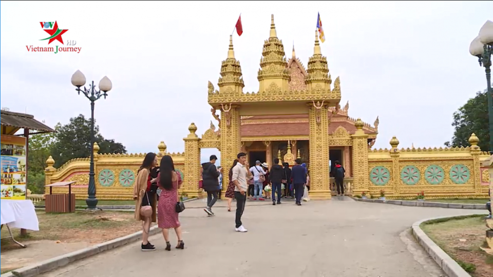 Làng Văn hóa du lịch các dân tộc Việt Nam ngày càng thu hút khách du lịch
