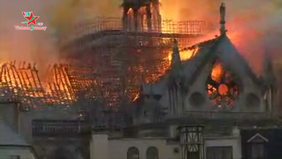 Cháy lớn nhà thờ Đức Bà tại Paris, thông tin từ những người trong cuộc