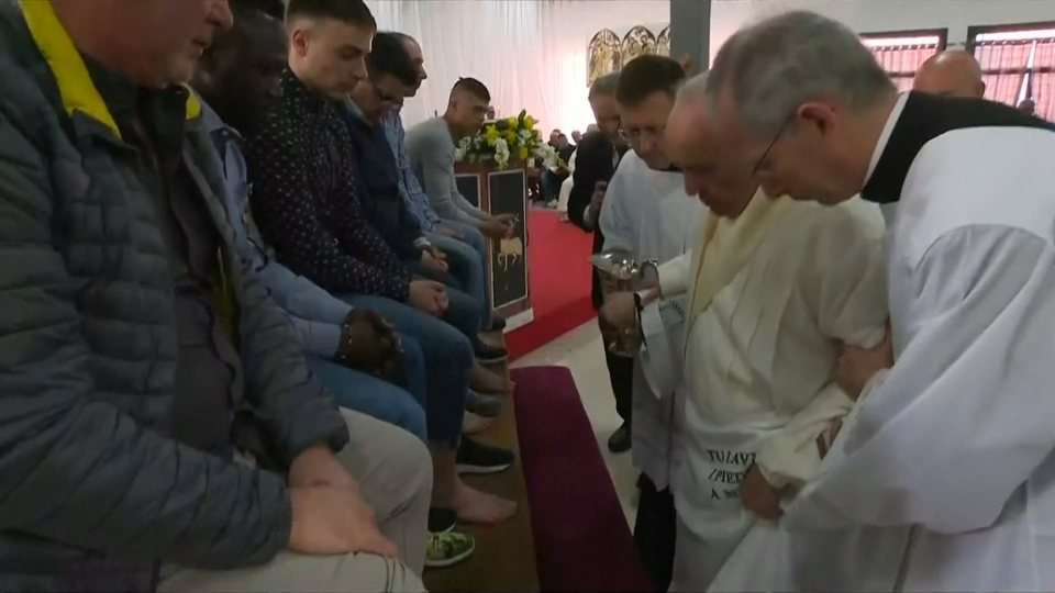 Giáo hoàng Francis rửa và hôn chân tù nhân