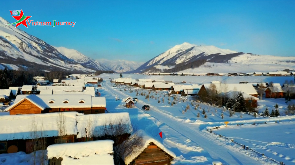 Chiêm ngưỡng vẻ đẹp cổ tích của ngôi làng phủ đầy tuyết ở Trung Quốc