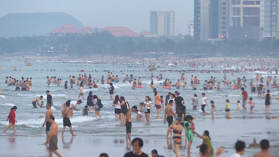Đà Nẵng: người dân và du khách ra biển trốn nóng
