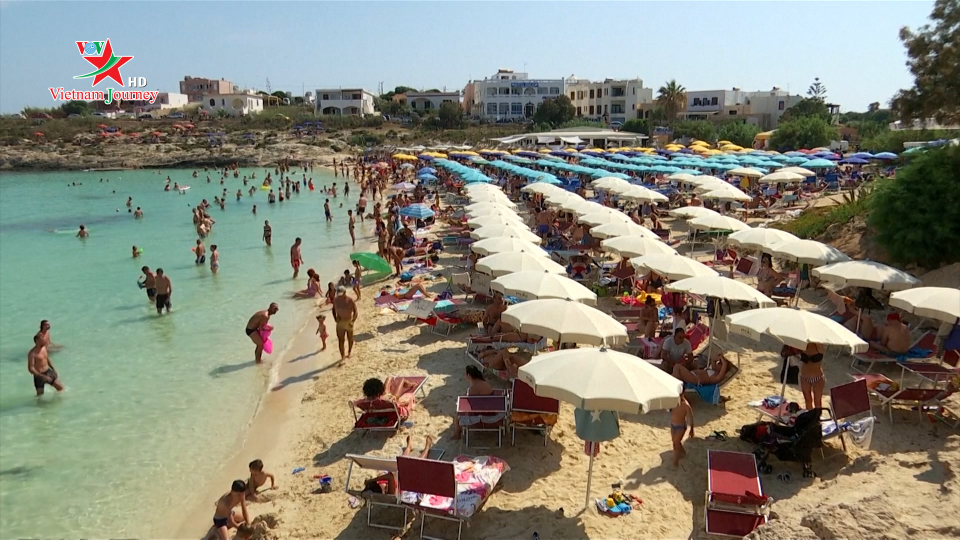 Bãi biển Lampedusa của Italia thu hút khách du lịch những ngày nắng nóng