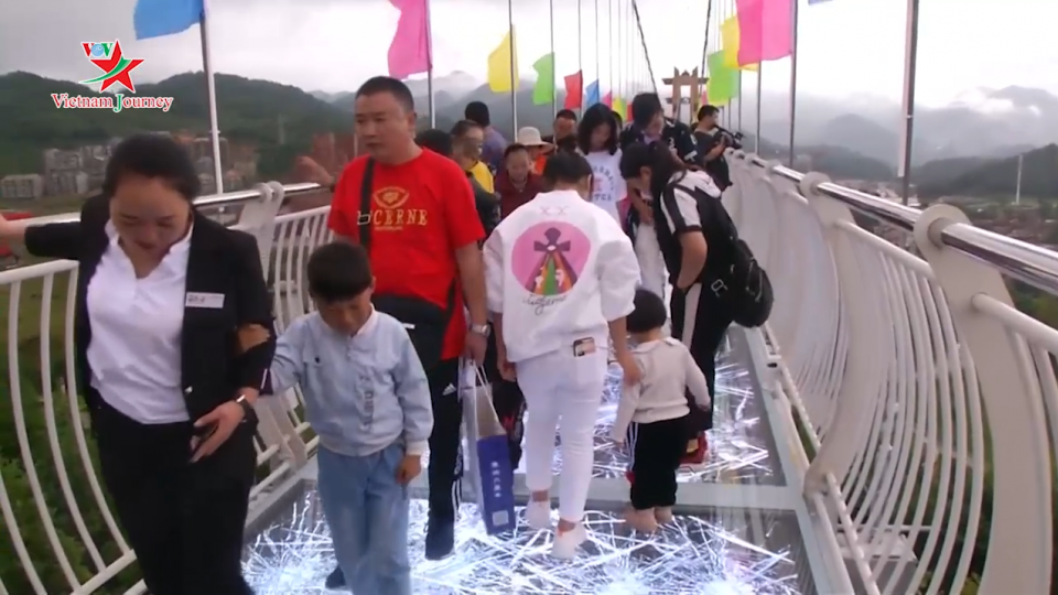 Cầu kính 5D tại Trung Quốc hút khách du lịch