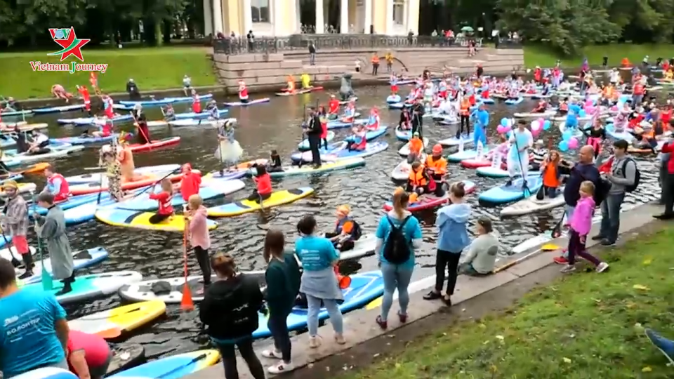 Lễ hội hóa trang chèo thuyền độc đáo ở Nga