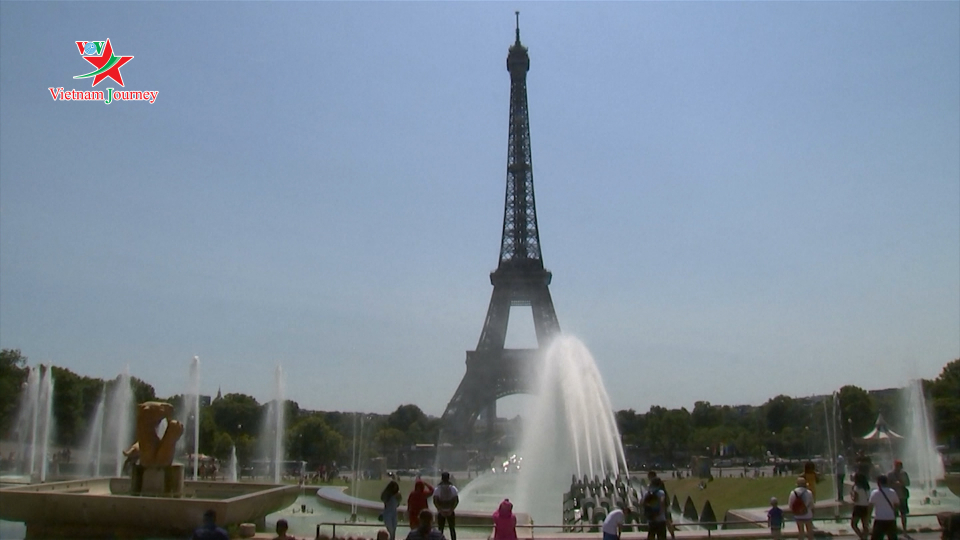 Pháp: Du khách tránh nóng tại đài phun nước tháp Eiffel