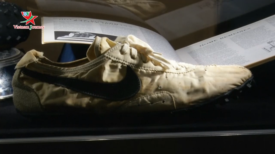 Đôi giày chạy bộ đầu tiên của Nike phá kỷ lục đấu giá