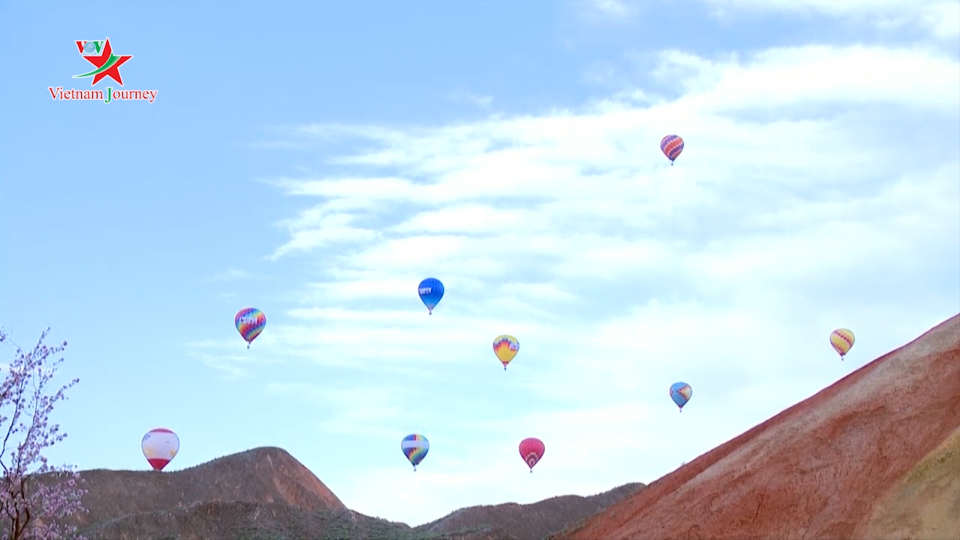 Trải nghiệm bay khinh khí cầu tại vùng núi bảy sắc cầu vồng của Trung Quốc