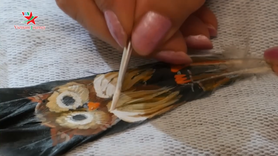 Nghệ sĩ Bulgari vẽ tranh trên lông vũ