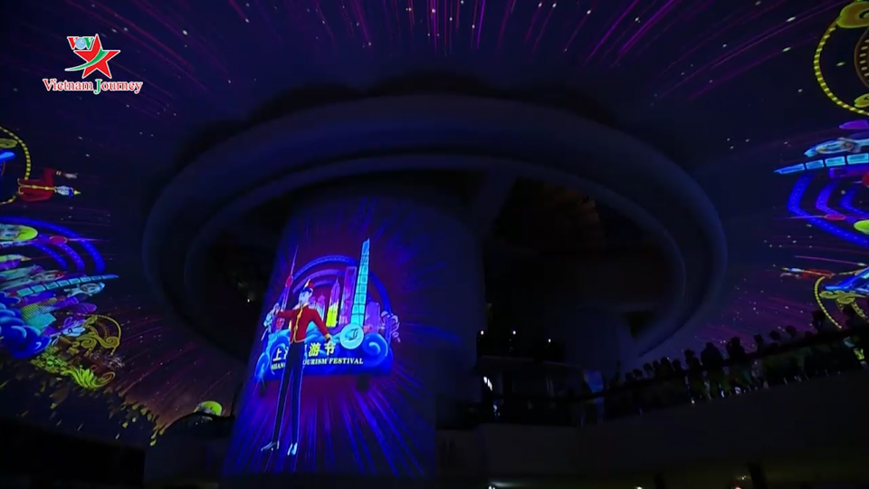 Trung Quốc: Mãn nhãn màn trình chiếu trên mái vòm tháp Oriental Pearl Thượng Hải