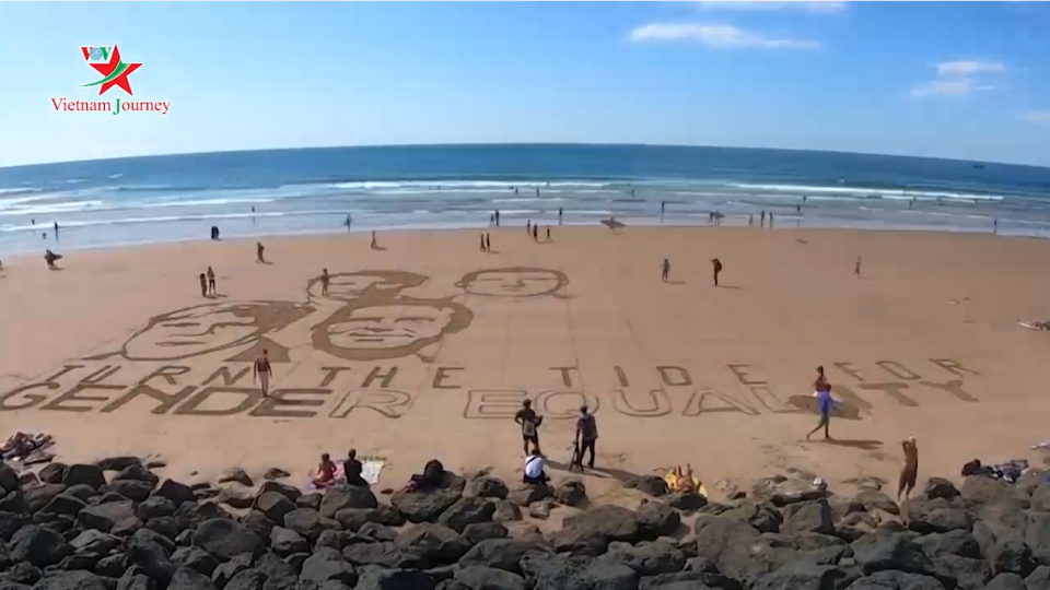 Nghệ sĩ Pháp vẽ tranh cát kêu gọi lãnh đạo thế giới tham gia chống biến đổi khí hậu