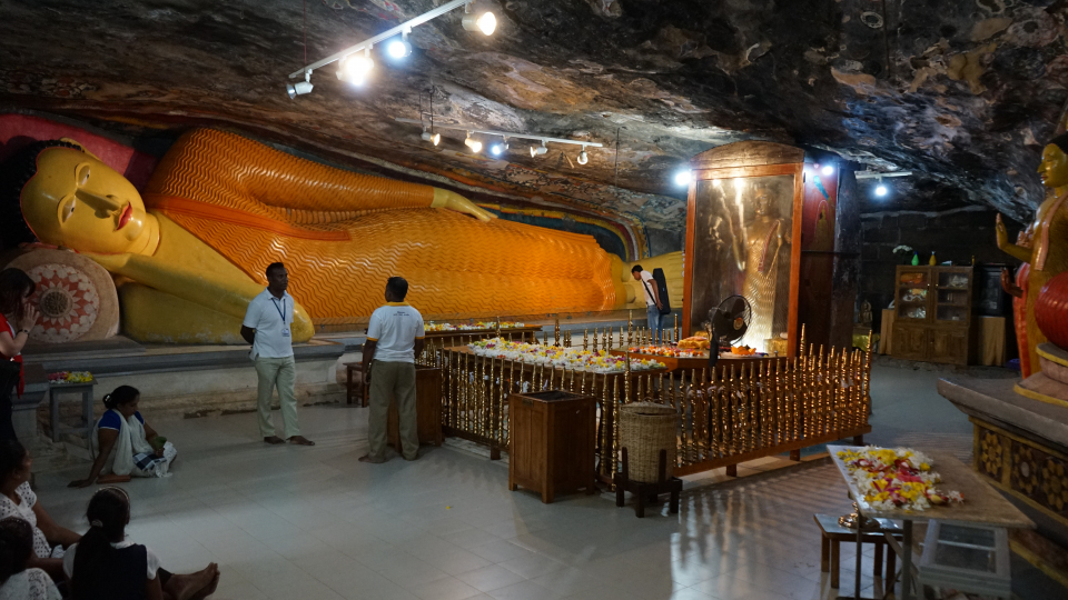 Bình yên chùa Bạc Ridi Viharaya ở Sri Lanka