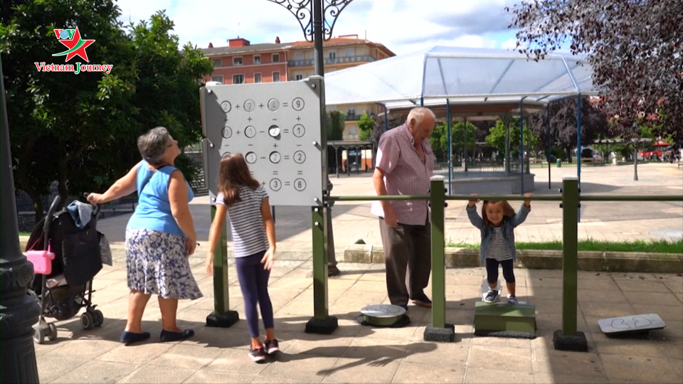 Tây Ban Nha: Triển khai các trò chơi nhận thức cho người già ở công viên 