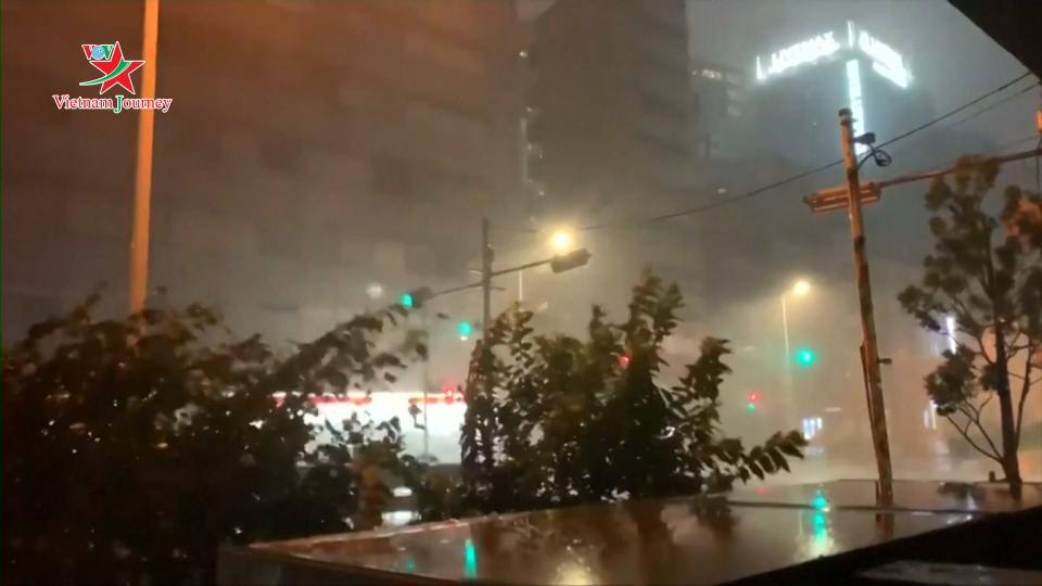Siêu bão Faxai tấn công trực tiếp vào thủ đô Tokyo
