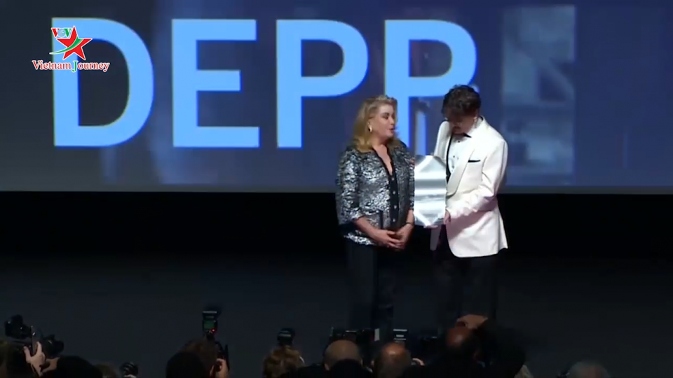 Johnny Depp nhận giải thưởng tại Liên hoan điện ảnh Mỹ