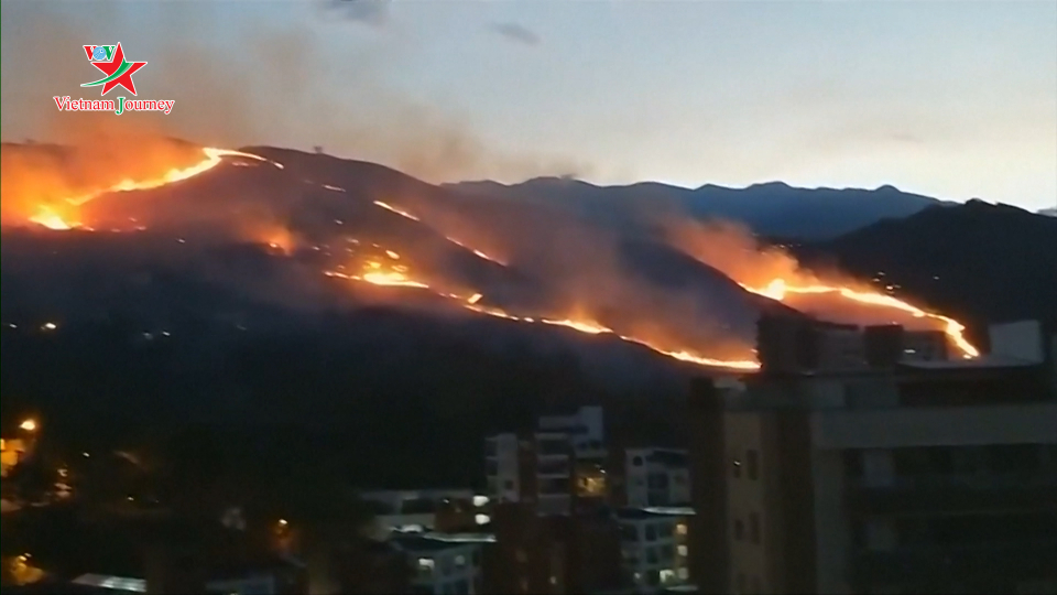 Cháy lớn gần điểm du lịch nổi tiếng ở Colombia