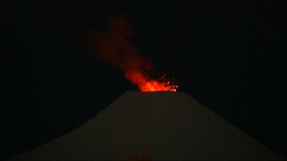 Ngắm ngọn núi lửa đang hoạt động trở lại ở Chile