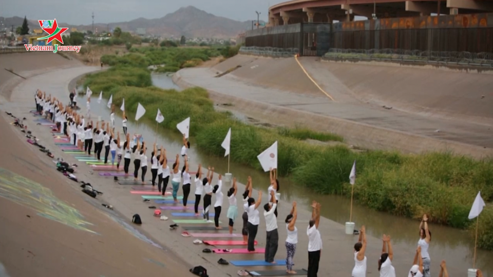 Trình diễn Yoga tập thể kêu gọi không xây tường biên giới Mỹ - Mexico