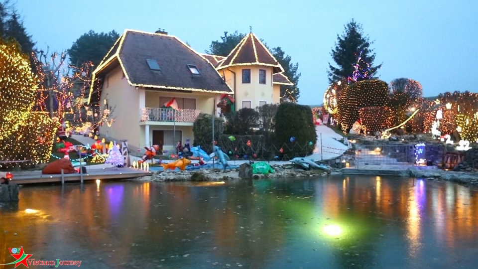 Ngôi nhà Giáng Sinh với hơn nửa triệu bóng đèn nhấp nháy
