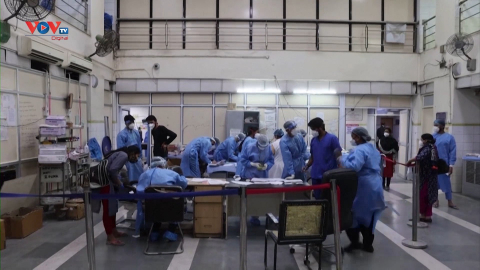 Ấn Độ: Các bệnh viện quá tải do số ca mắc Covid-19 tăng kỷ lục 