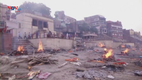 Ấn Độ: Hỏa táng nạn nhân Covid-19 ngoài trời do quá tải