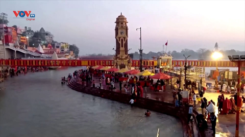 Ấn Độ: Người sùng đạo Hindu tắm trên sông Hằng 