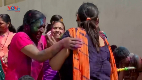 Ấn Độ tràn ngập màu sắc trong lễ hội Holi