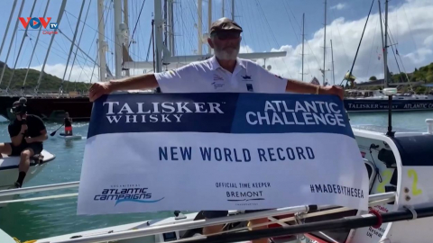 Anh: Cụ ông 70 tuổi chèo thuyền vượt Đại Tây Dương